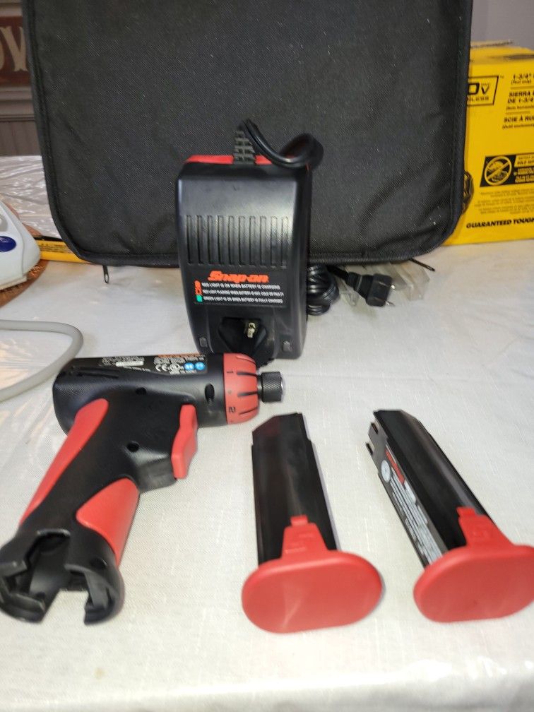 Snap on 7.2 V drill driver 2 batteries charger and case