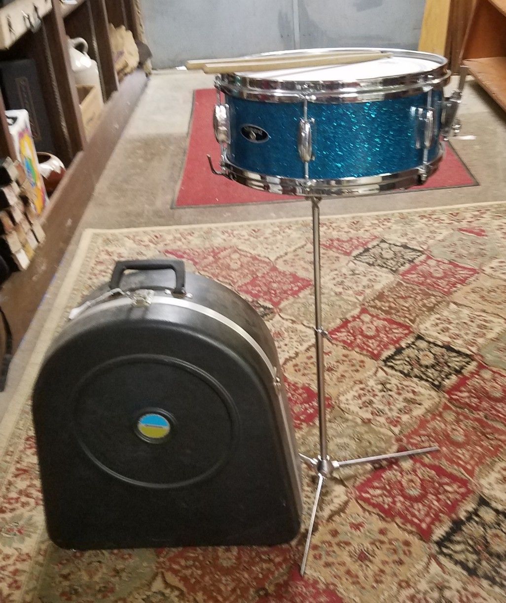 Snare Drum, Stand, Sticks, Ludwig Case