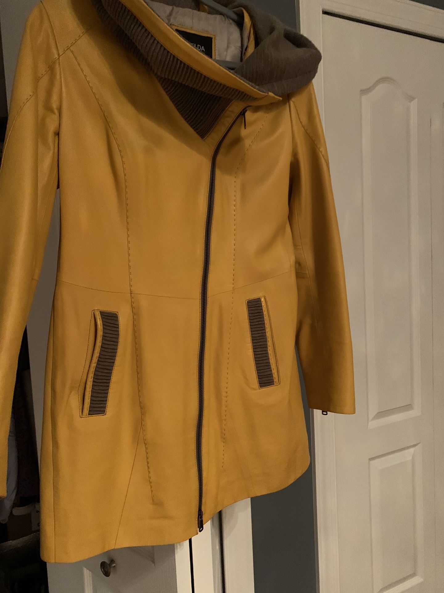 Genuine Leather Women Jacket Size S-M Like New For Spring/ Fall
