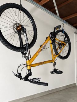 🚲 26” Wheels 19.5 Frame 🚴‍♂️**DISK BRAKES** Columbia mountain bike in great ready-to-ride condition.