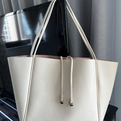 Tote Large Hand Bag Bolso Grande Shoulder Bag.   Brand New Open Tote Bag W Beautifull Fox Keychain Flowers Cartera Bolso Nuevo . Condition is New with