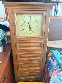 VINTAGE Thomasville eight drawer chest w clock