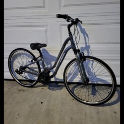 Women Hybrid Size Medium Wheels 700cc Speeds 21 