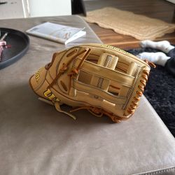 A-2000 Outfield glove 12.75