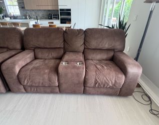 2 seat Reclining Sofa with center console and cup holder - brown - good condition