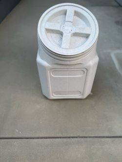 Pet food container