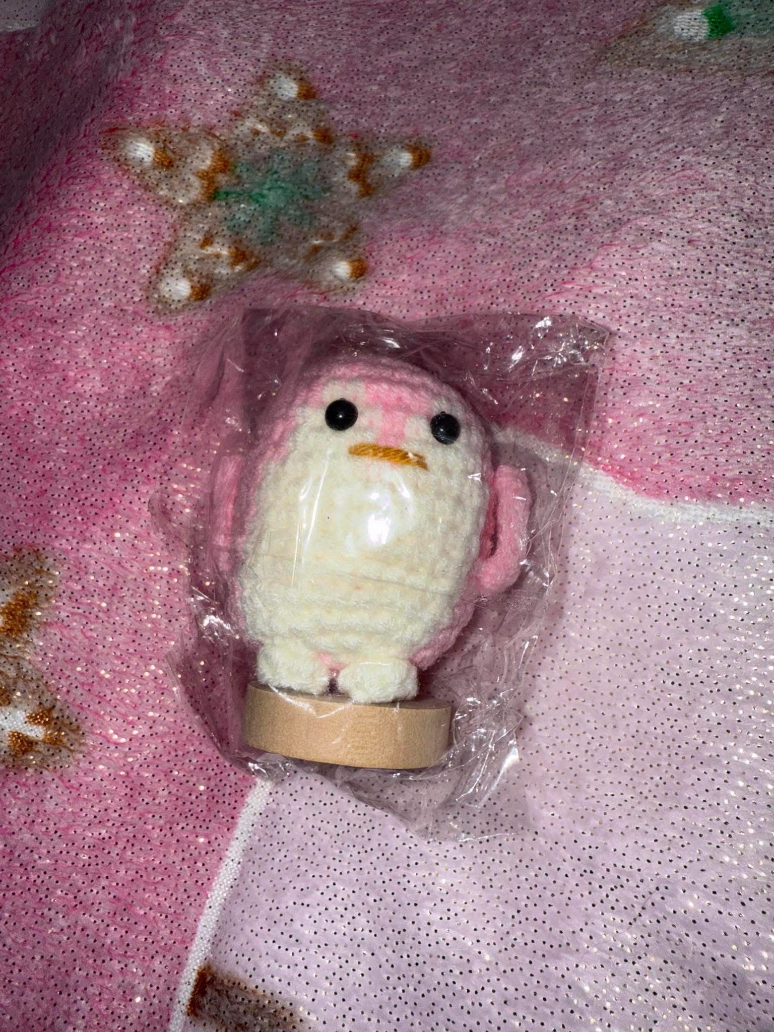 Crotchet pink penguin w/stand