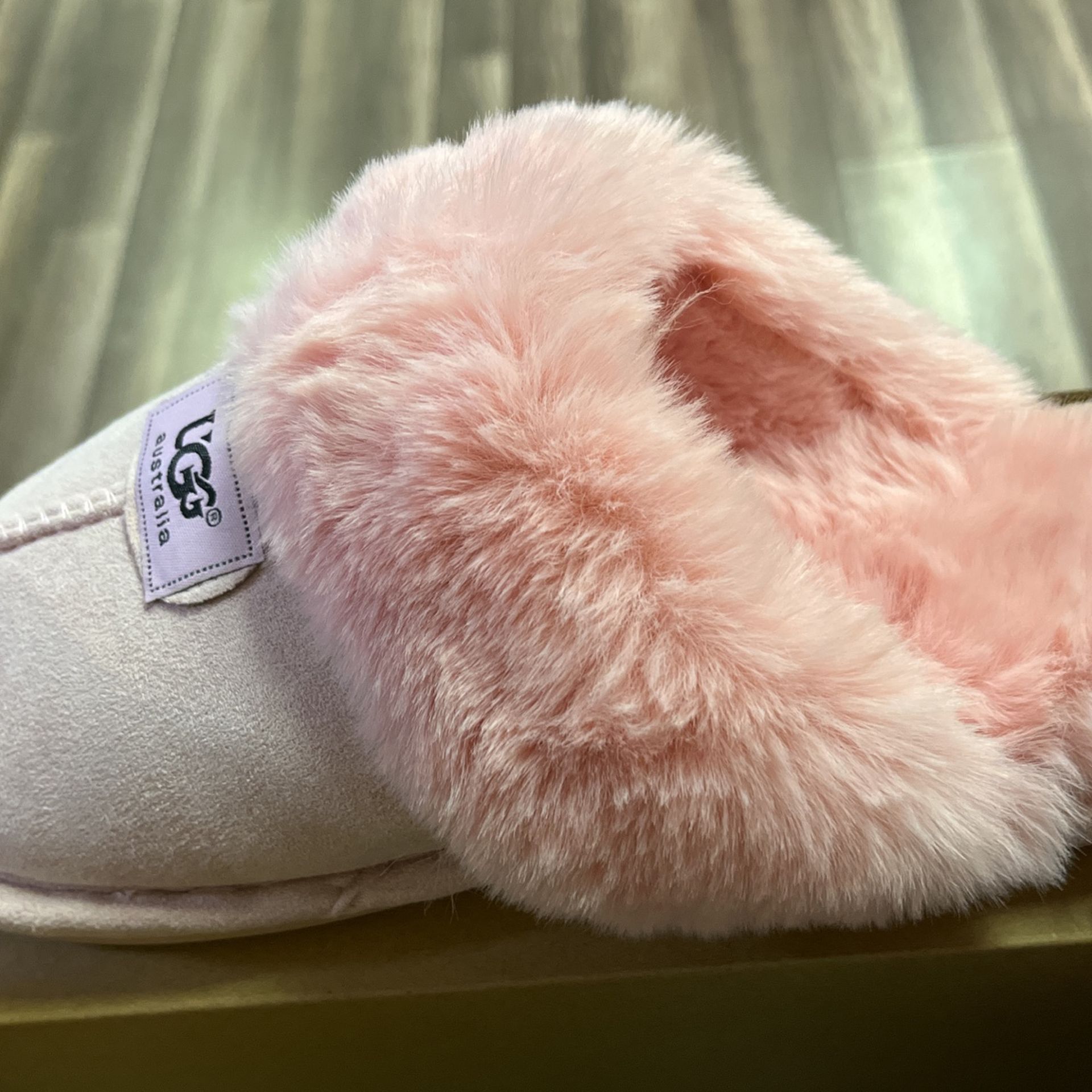 PASTEL PINK UGG SLIPPERS