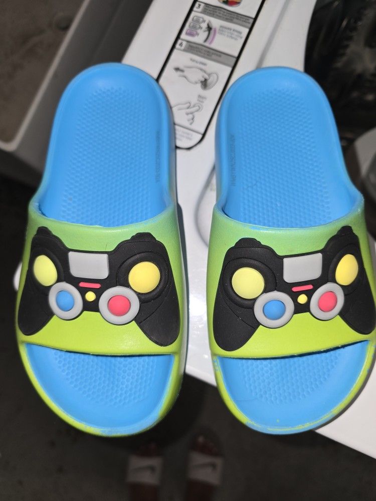Gaming slide sandals flip flops lil boys size 13/1 but run big clean smoke free home Parma