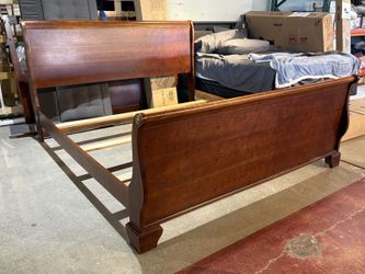 VAUGHN FURNITURE King Sized Sleigh Bedframe w/ Medallions