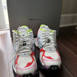 Balenciaga runnners (send offers)