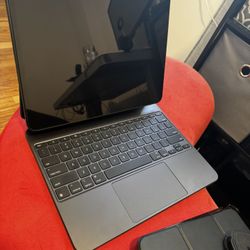 iPad Pro M4 13 Inch w/ Apple Magic Keyboard 