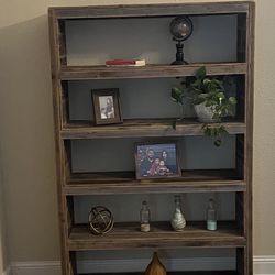 Bookcase / Shelf 