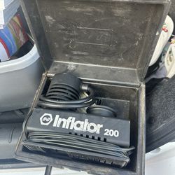 12 Volt. 1983 Black & Decker Inflator 200 Works! 12 Foot cord 30” Air hose #9517