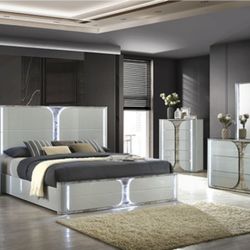 4 PC SET  1 QB+ 1 DR + 1 MR + 1 NS +  NEW IN BOX (MATTRESS AND CHEST SOLD SEPARATELY)