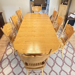 Expandable 8 seat Dining Room table.