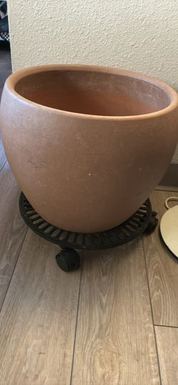 Large pot/clay/terracotta