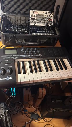 Axiom 25 midi keyboard
