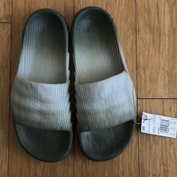 Men’s Adidas flip-flops