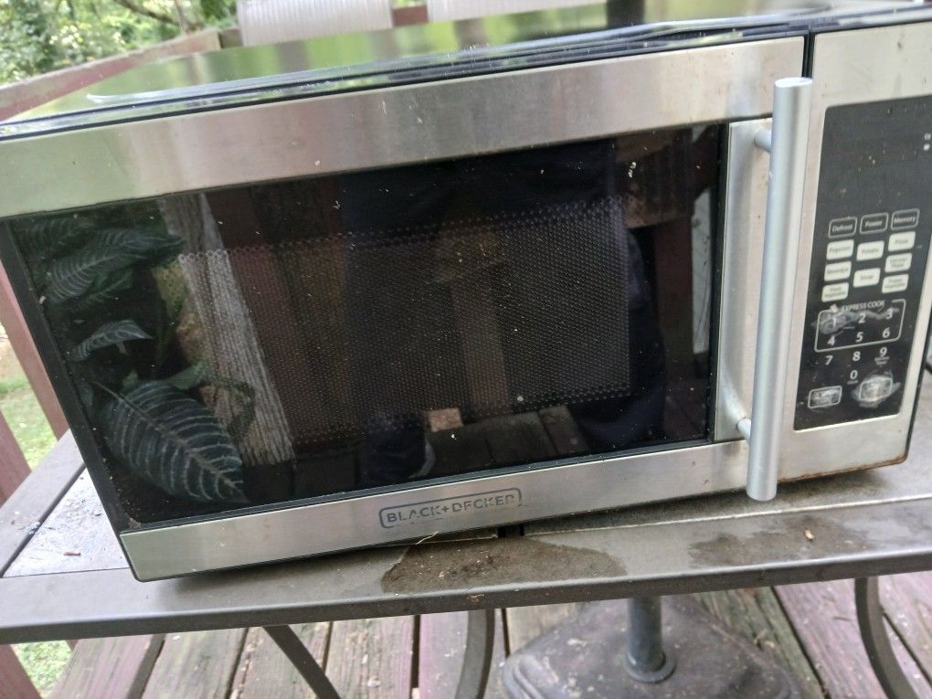 BLACK+DECKER 0.7 cu ft 700W Microwave Oven - Black - EM720CPN-P: Countertop, Small Dorm Microwave, Child Lock, 8 Programs