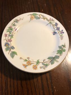 4 pcs. salad plates.