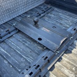 Curt Gooseneck 5th Wheel Adapter 