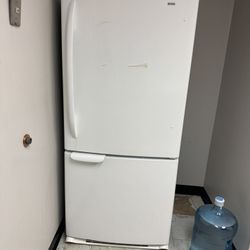GE White Refrigerator 