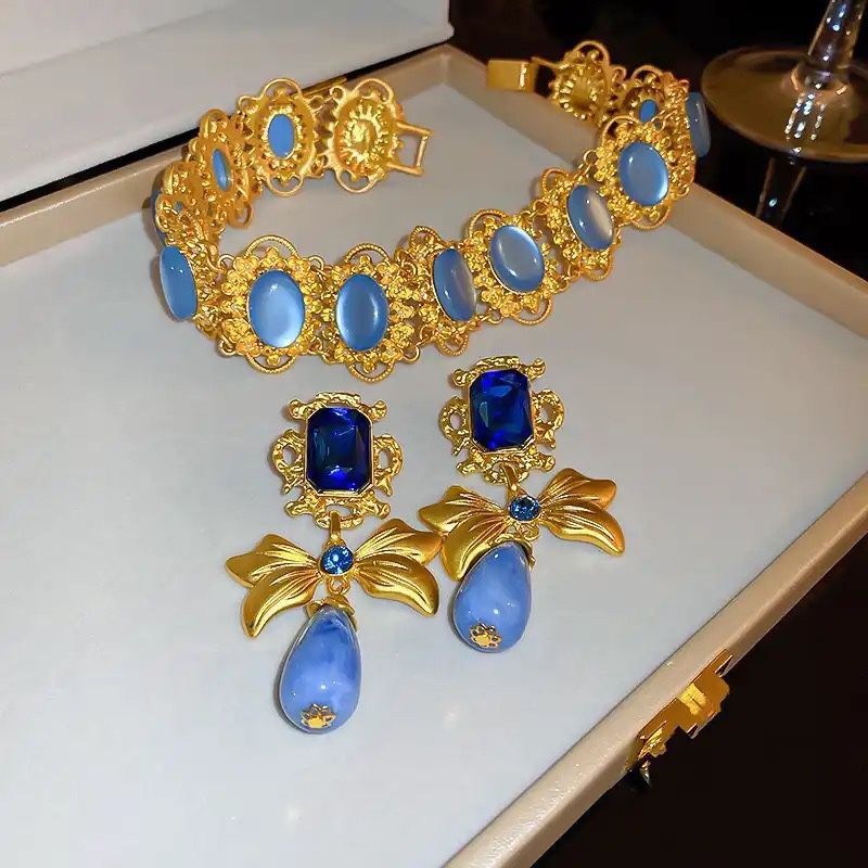 Iamdoyleyboutique: Vintage Rhinestone Geometric Bowknot Water Drop Earring French High Quality Chokers Necklace Set