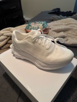 Women’s Alo runners, size 8, brand new, in box.