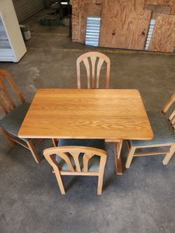 Table with 4 chairs