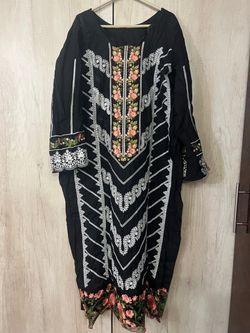 Women’s cotton Lown embroidered 3 pieces with Chafoon Dopata.
