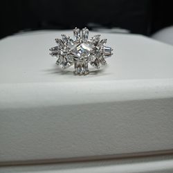 Beautiful Elegant Ring 14K White Gold Laminated High quality material