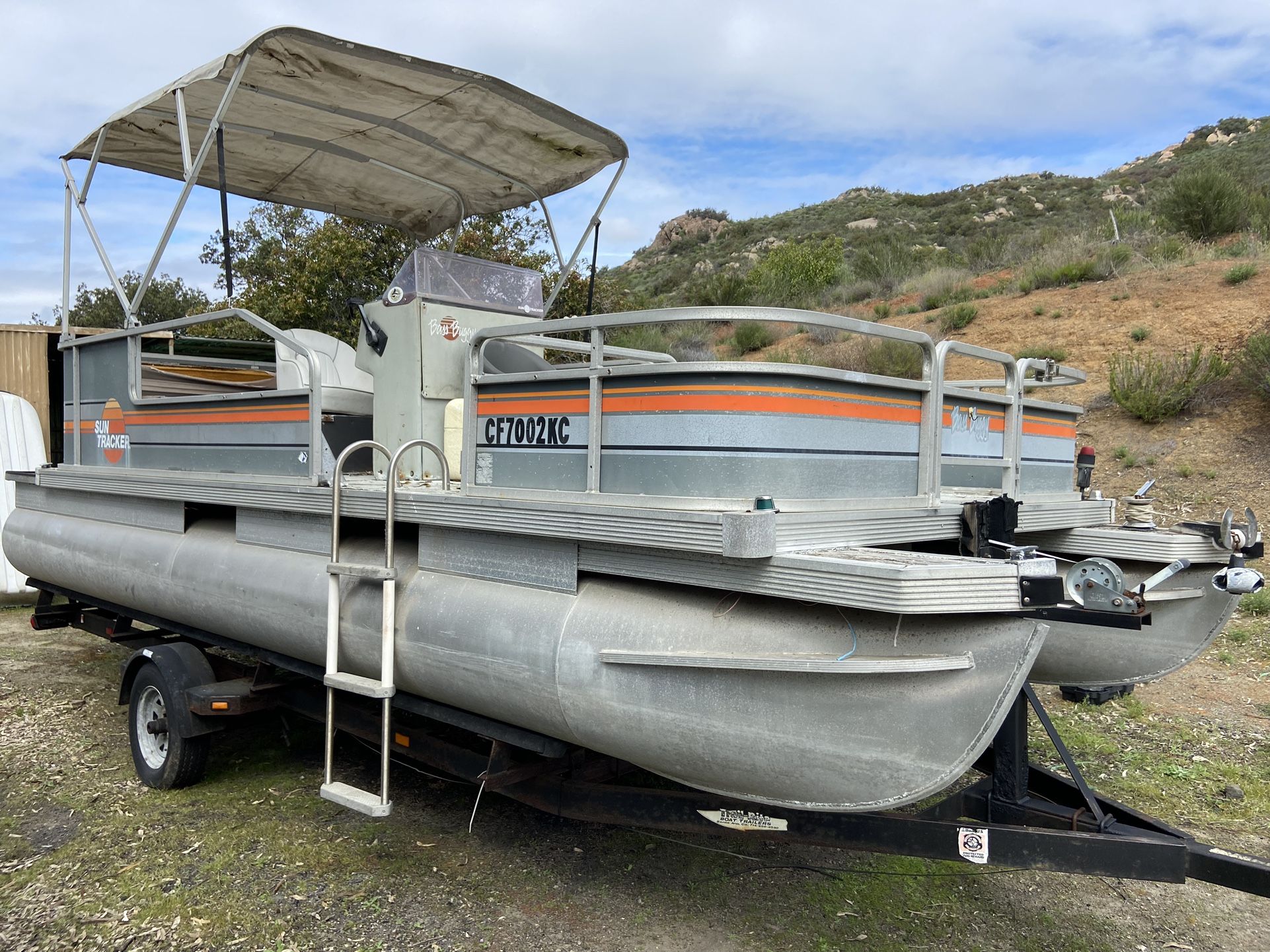 1987 20’ Sun Tracker Bass Buggy Pontoon Boat