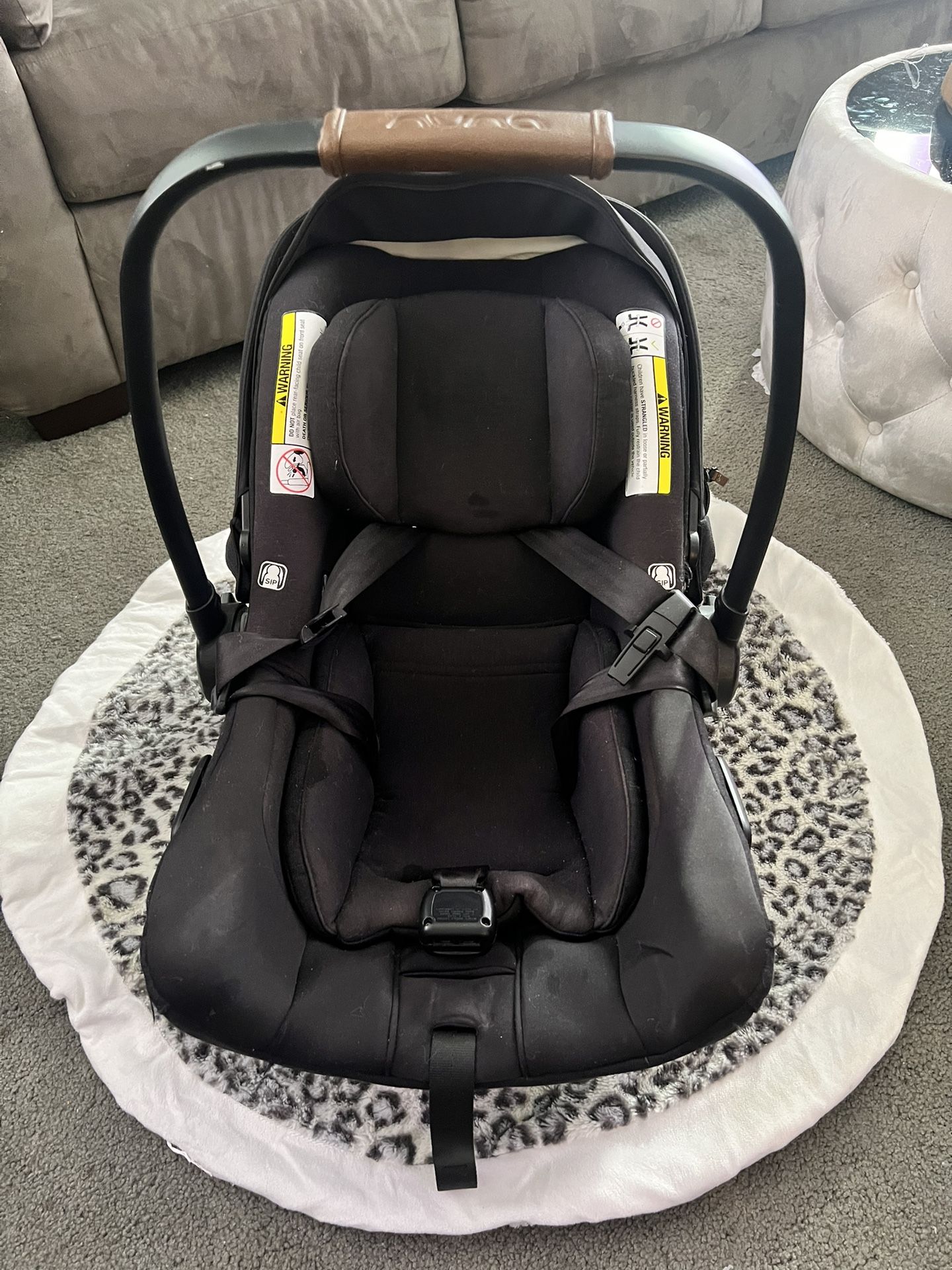 Nuna PIPA ™ lite rx Caviar Black Lightweight Infant Car Seat + PIPA RELX Base