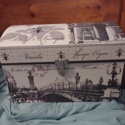 Small trunk with Paris print