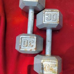 SET OF 30LB  HEXHEAD DUMBBELLS
 TOTAL 60LB
11525 S HALSTED  DUNKINDONUTS/7111.S WESTERN WALGREENS 
60$   CASH ONLY  AS IS