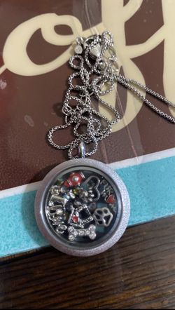 Cadena con medallón y locket con 6 charms