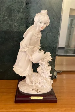 GIUSEPPE ARMANI FLORENCE ITALY GIRL WATERING THE GARDEN 9" FIGURINE 1988
