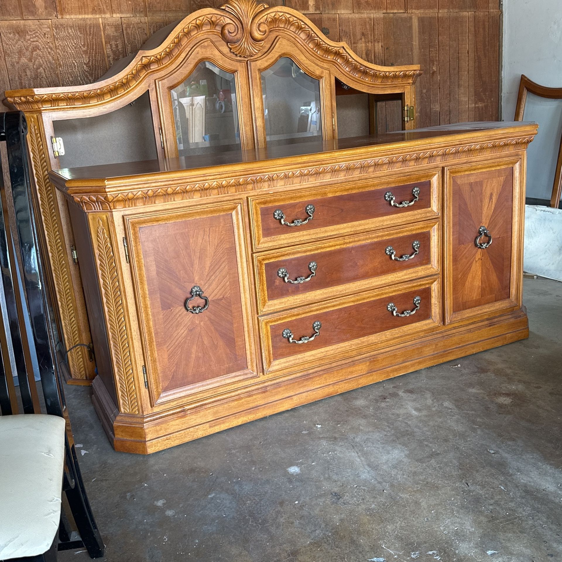 China Cabinet with glass