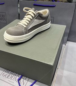 Low top sneakers