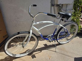 Schwinn Typhoon men's 26-inch beach cruiser bike.