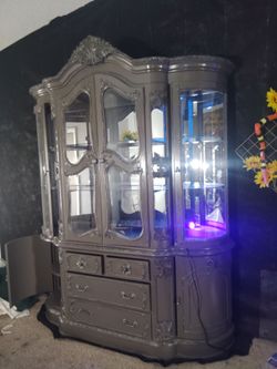 Beautiful hutch. Solid wood. 2 predicted. No
