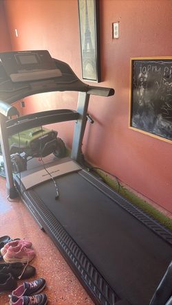 Treadmill black