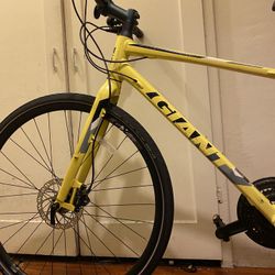 GIANT tires:700c     frame:Medium.     $280obo