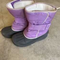 Girls purple snow boots size 4 in excellent condition only used a couple times