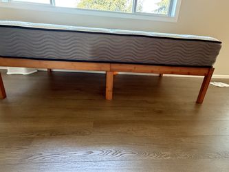 Zinus Twin Mattress & Solid Wood Platform Bed Frame Set - Spotless / Like New