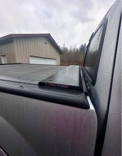 Roll n Lock tonneau cover Tacoma 6ft