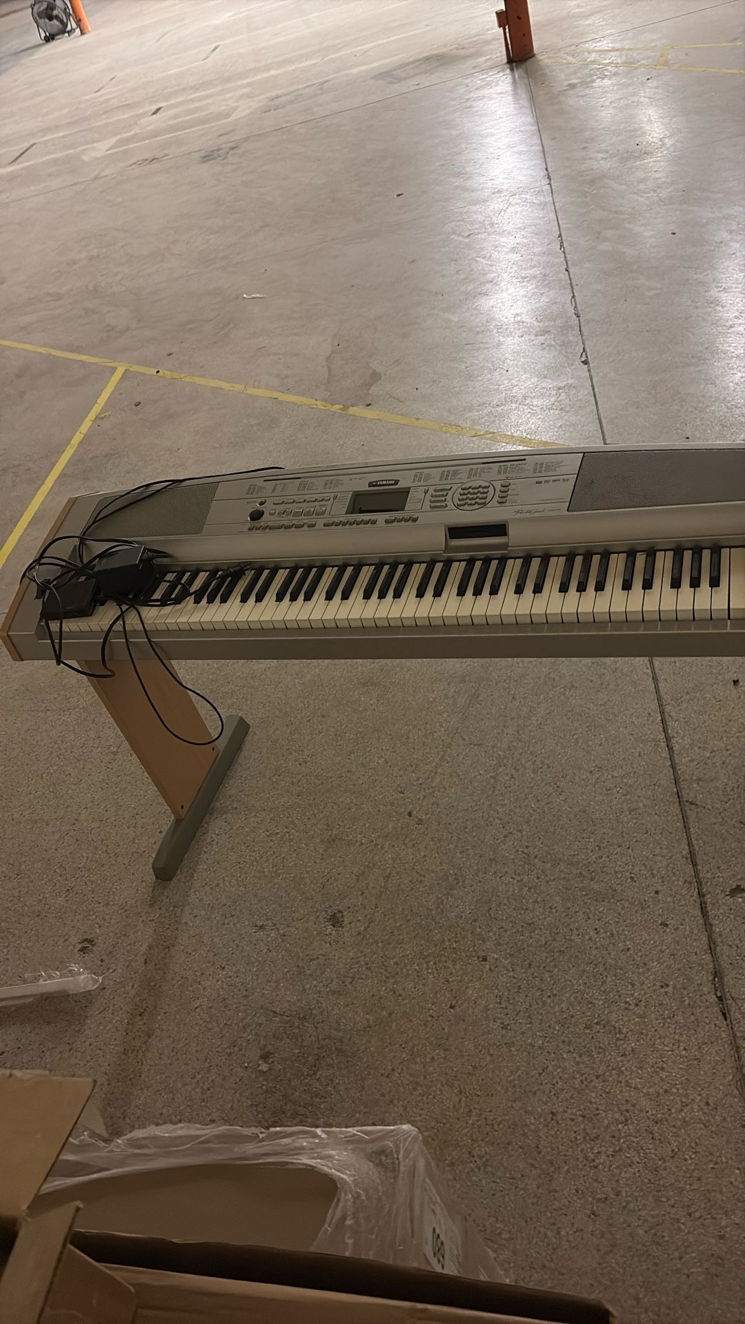 DGX-500 Keyboard W/ Stand