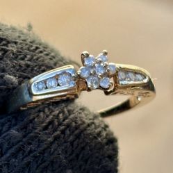 14K Gold Diamond Flower Ring size 8.5