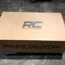 Rough Country 2.5” Front, 1” Rear Leveling Kit
